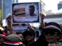 Video: Aksi Pro dan Kontra Anies Memanas di Depan Balai Kota DKI