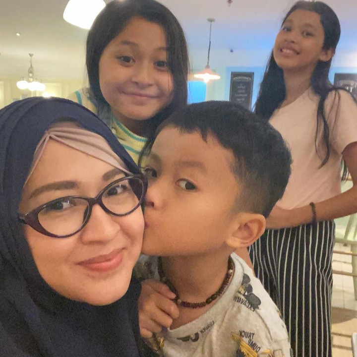 <p>Okie menyempatkan diri menghabiskan waktu bersama anak-anaknya sebelum mendampingi sang suami, Gunawan Dwi Cahyo di luar kota. Dalam Instagram-nya, Okie mengatakan bahwa ia harus bisa membagi waktu antara anak dan suami. (Foto: Instagram @okieagustina_)</p>