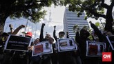 FOTO : Demo Bang Japar dan Jakarta Bergerak di Balai Kota Massa Bang Japar dan Jakarta Bergerak sama-sama berdemo di Balai Kota namu punya kepentingan berbeda. Bang Japar mengawal Anies, Jakarta Bergerak mengkritisi.
