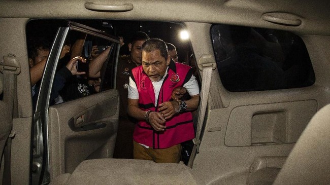 Kejaksaan Agung menyita sejumlah barang usai menggeledah rumah tersangka kasus dugaan korupsi PT Jiwasraya (Persero) Syahmirwan.
