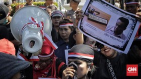 Demo Usai, Massa Pro dan Kontra Anies Membubarkan Diri