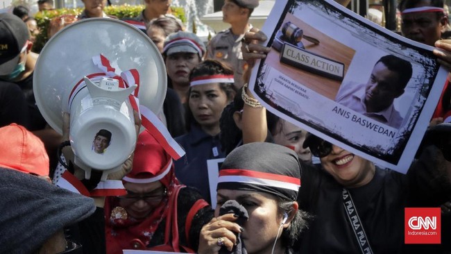 Demonstrasi massa anti-Anies dan pendukung Anies di depan Balai Kota, hari ini, berjalan dengan aman tanpa ada bentrokan.