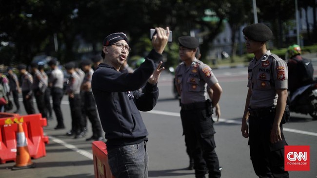 Abu Janda mengunggah video Anies berbicara soal ACT yang sudah diedit. Ia mengaku unggahan itu hanya lucu-lucuan atau parodi.
