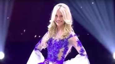 img-title Terjatuh, Bra Miss Belgium Sampai Copot di Atas Panggung