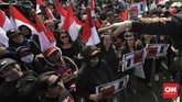 FOTO : Demo Bang Japar dan Jakarta Bergerak di Balai Kota Massa Bang Japar dan Jakarta Bergerak sama-sama berdemo di Balai Kota namu punya kepentingan berbeda. Bang Japar mengawal Anies, Jakarta Bergerak mengkritisi.