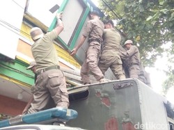 Tegakkan Perda, Sejumlah Reklame Ilegal di Kota Pasuruan Diturunkan