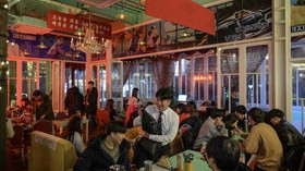 FOTO: Bar 'Propaganda' Korea Utara di Sudut Seoul