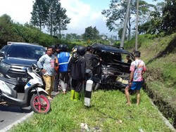 Dipicu Pecah Ban, Tabrakan Mobil Terjadi di Tanjakan Emen Subang