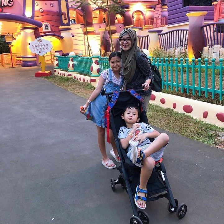 <p>Pada kesempatan lain, Okie mengajak anak ketiga dan keempatnya untuk berjalan-jalan di Dunia Fantasi (Dufan). Dalam foto ini anak ketiganya, Nasha terlihat bahagia diajak berlibur oleh sang ibu. (Foto: Instagram @okieagustina_)</p>