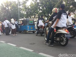 Bubarkan Diri, Massa Kontra Anies Dikawal Polisi