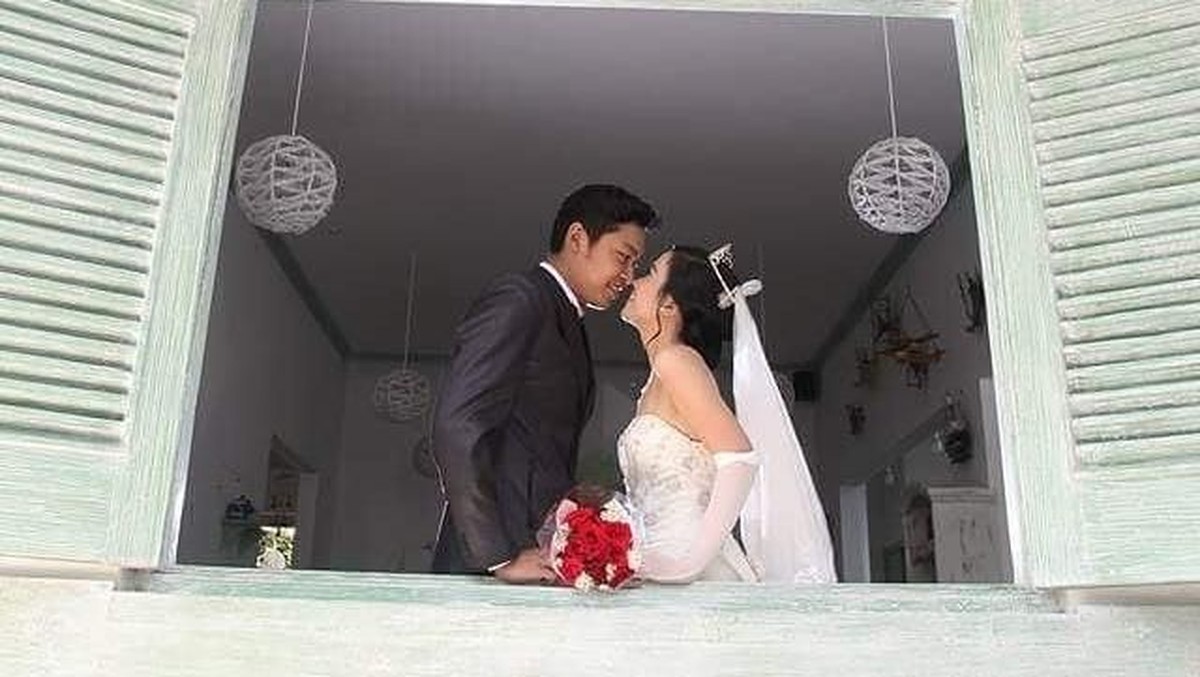 Lama tak terdengar kabarnya Sinta 'Keong Racun' ternya sudah menikah sejak 7 tahun silam&period; Kabarnya ia kini sudah menetap di Prancis bersama sang suami&comma; Ocky&period;