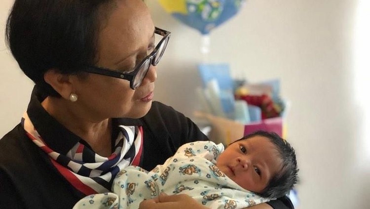Menteri Luar Negeri Retno Marsudi resmi menjadi nenek. Momen bahagia Retno yang menggendong cucu pertamanya itu dibagikan dalam akun media sosial miliknya.