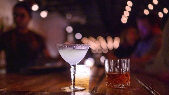 Jika biasanya bar riuh oleh pertunjukan live music dan pengunjung yang tertawa terbahak-bahak, tidak dengan bar speakeasy.