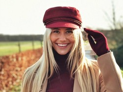 Insiden Pemenang Miss Belgium Terjatuh Saat Live di Panggung