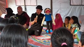 Boneka Kakek Pengikis Trauma Korban Longsor Bogor