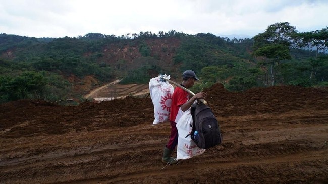 Ining (79) masih tak percaya rumahnya luluh lantak diterjang longsor padahal keluarganya baru menempati rumah relokasi itu dua tahun silam.