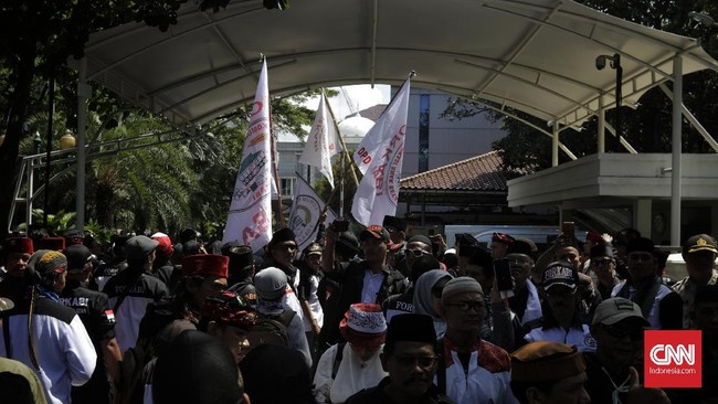 Massa aksi Kawal Anies dan Bang Japar sempat mengejar massa anti-Anies untuk membubarkan mereka, namun aksinya dihalangi aparat keamanan.