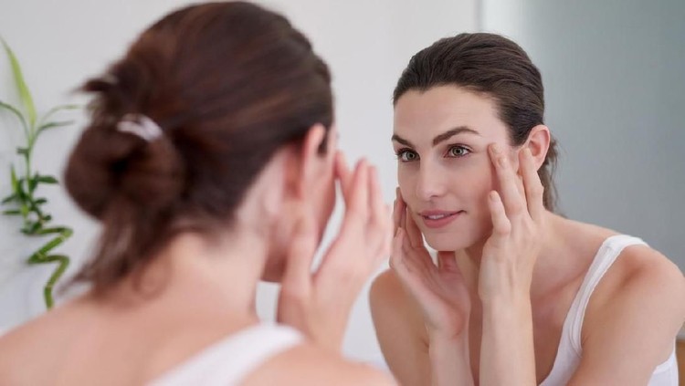 Untuk memiliki wajah yang cerah bersinar alias glowing, Bunda perlu melakukan beberapa hal nih. Simak lima tips supaya wajah lebih glowing berikut ini yuk, Bun.