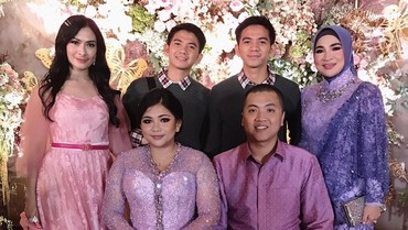 img-title Sosok Crazy Rich Viral Beli Pesawat Pakai Kaus Oblong, Anaknya Dekat dengan Pedangdut