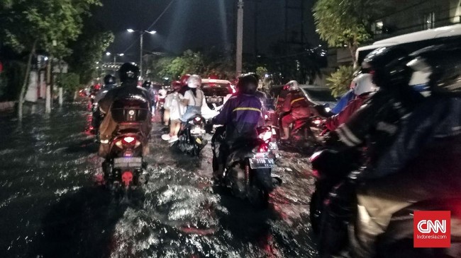 Banjir merendam sejumlah wilayah dan jalan protokol di Kota Surabaya. Namun, warganet menyalahkan Gubernur DKI Jakarta, Anies Baswedan, atas bencana tersebut.