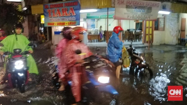 Hujan deras yang mengguyur Kota Surabaya, Jumat (31/1), membuat sejumlah rumah warga kebanjiran.