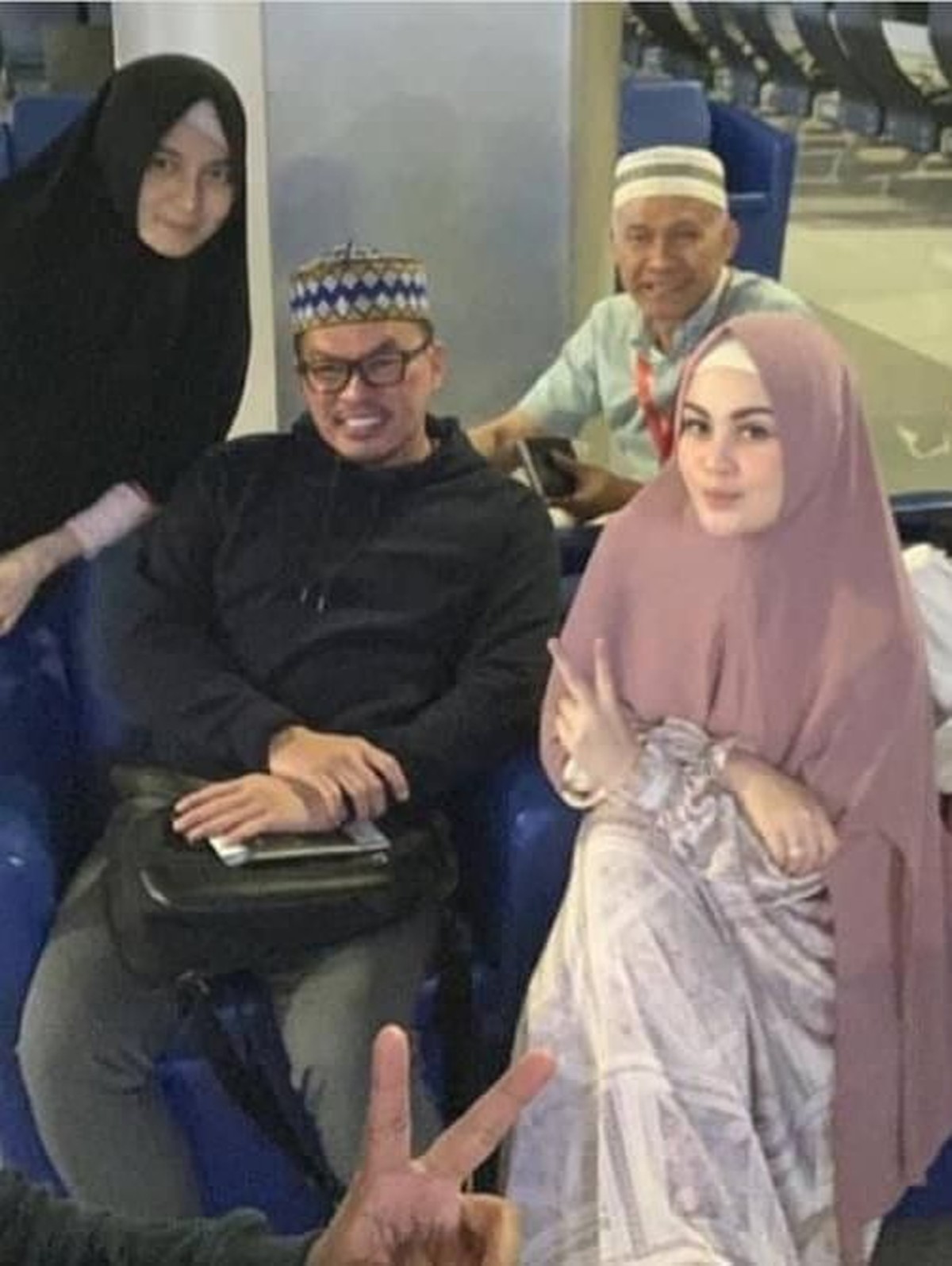 Kemesraan Jennifer Dunn dan Faisal Harris yang baru saja menikmati liburannya bersama keluarga ke Jepang menjadi sorotan&period; 