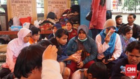 Terusir dari Panti, 32 Orang Buta Bikin Tenda Darurat