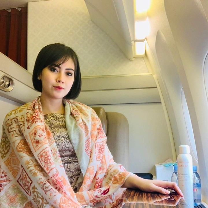 <p>Mengenakan baju batik dengan selendang senada, wanita 27 tahun ini terlihat anggun. (Foto: Instagram @arfitadwip)</p>