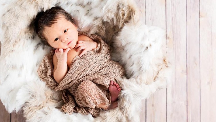 Bunda sedang mencari nama yang unik dengan makna-makna indah untuk si kecil? Bahasa Sanskerta bisa dijadikan inspirasi untuk menamai si kecil lho, Bunda.