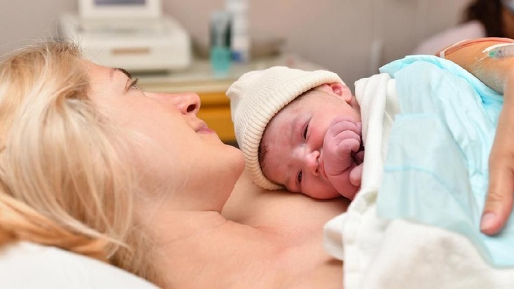 Ibu yang baru melahirkan sering mengalami pasokan ASI yang sedikit. Baiknya, ketahui sebab ASI kurang, serta bagaimana caranya agar memperlancar alirannya.