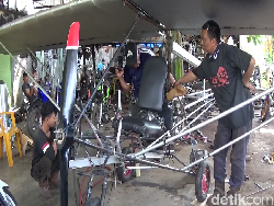 Montir Tak Tamat SD di Pinrang Sulsel ini Rakit Pesawat Ultralight