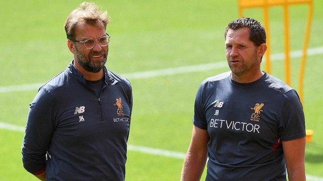 Pelatih Jurgen Klopp mulai ditinggalkan stafnya di skuat Liverpool, di saat klub berjuluk The Reds itu berpeluang besar juara Liga Inggris musim ini.