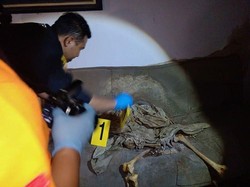Spekulasi Warga soal Sosok Pria Gila dan Kerangka Manusia Duduk