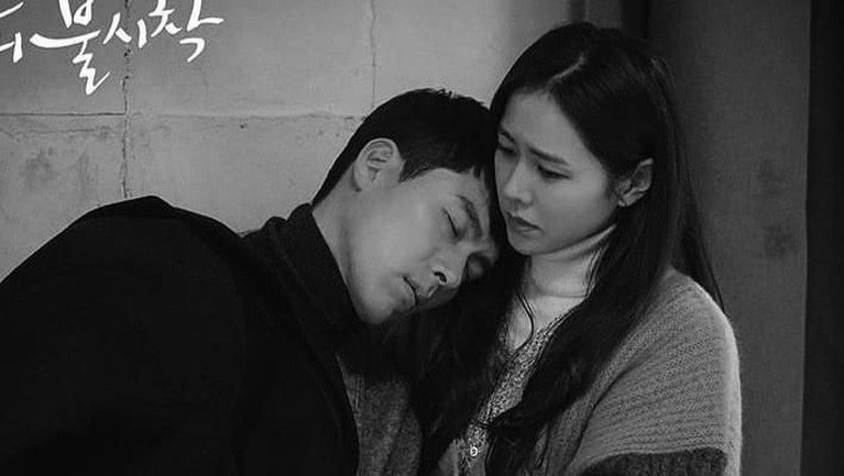 Simak tujuh potret kemesraan Hyun Bin dan Son Ye Jin di drama Korea, Crash Landing on You yang bikin penonton baper.