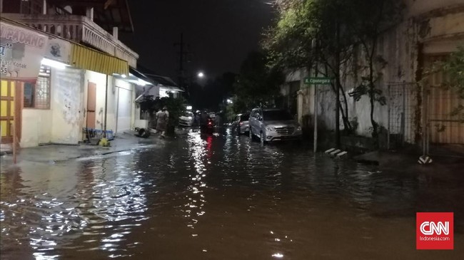 Wali Kota Surabaya Tri Rismaharini diklaim langsung bergerak mengecek pintu air saat banjir terjadi di Surabaya, Rabu (15/1) malam ini.