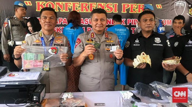 Warga yang mendaftar sebagai anggota Kerajaan Agung Sejagat Purworejo wajib membayar Rp3 juta, dan mereka dijanjikan mendapat gaji bulanan pakai dolar.