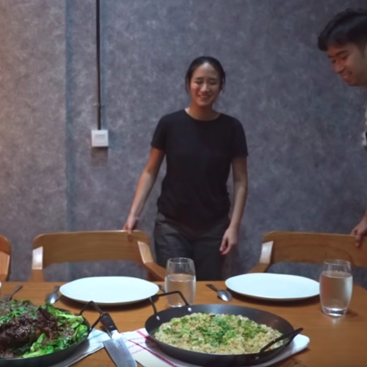 <p>Ada pula meja makan untuk tamunya memakan hidangan yang dimasak Renatta. (Foto: YouTube Vidi Aldiano)</p>