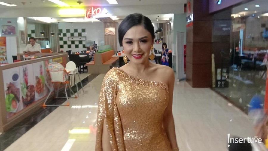 Yuni Shara tak mengerti mengapa fotonya saat kebanjiran jadi sorotan publik dan viral.