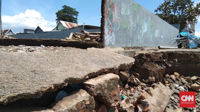 Abrasi terjadi di Desa Bontokanang, Kecamatan Galesong Selatan, Takalar, Sulsel, Selasa (7/12). Abrasi terjadi berkaitan cuaca buruk beberapa hari terakhir.