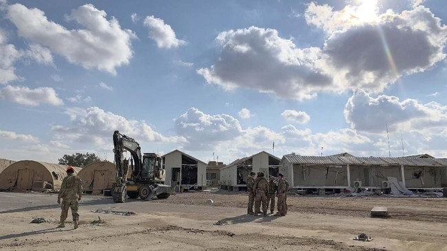 Dua serangan roket menghantam pangkalan udara Bandara Baghdad, Irak, yang menampung pasukan koalisi Amerika Serikat pada Minggu (2/5).