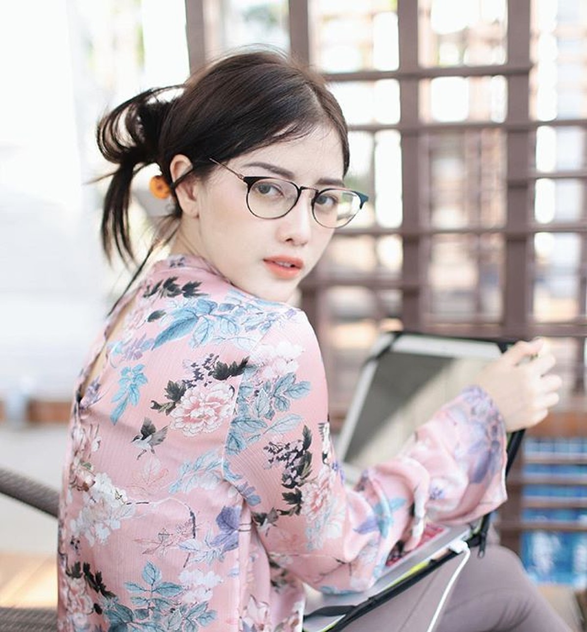 Penampilan pramugari Garuda Siwi Sidi saat konperensi pers menjadi sorotan&period; Wajahnya dinilai berbeda dengan foto yang diunggah di media sosial miliknya&period;