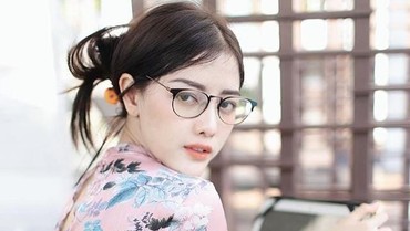 img-title Gerah Dihakimi Akun Gosip, Pramugari Garuda Sidi Siwi Tulis Sindiran?