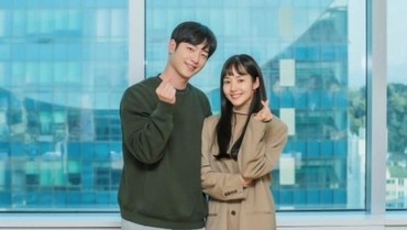 img-title Jadi Pasangan di Drama, Seo Kang Joon & Park Min Young Beri Tanda Hati
