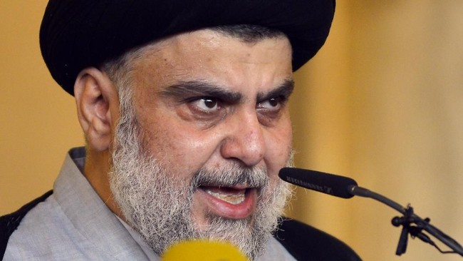 Ratusan pendukung ulama ternama Irak, Muqtada al-Sadr, menyerbu gedung parlemen Irak pada Sabtu (30/7).