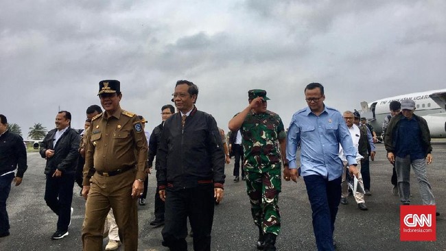 Menko Polhukam Mahfud MD dan Menteri KKP Edhy Prabowo menggelar rapat di atas KRI Semarang saat mengunjungi perairan Natuna.