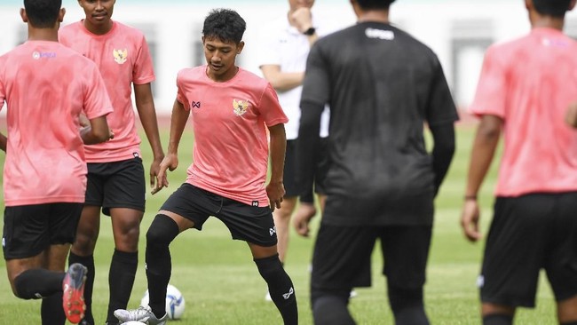 Pesepak bola Beckham Putra Nugraha (ketiga kiri) mengikuti seleksi pemain Timnas Indonesia U-19 di Stadion Wibawa Mukti, Cikarang, Bekasi, Jawa Barat, Senin (13/1/2020). Sebanyak 51 pesepak bola hadir mengikuti seleksi pemain Timnas U-19 yang kemudian akan dipilih 30 nama untuk mengikuti pemusatan latihan di Thailand. ANTARA FOTO/Hafidz Mubarak A/wsj.