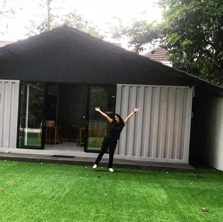 <p>Di depan dapur tersebut terdapat pekarangan luas yang ditumbuhi rumput hijau. Dapur tersebut didesain oleh dirinya sejak kecil. (Foto: Instagram @renattamoeloek)</p>