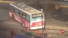VIDEO: Lubang Raksasa di Jalanan Tiongkok Tewaskan 6 Orang