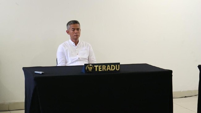 Menurut Plt Ketua Dewan Kehormatan Penyelenggara Pemilu (DKPP) Muhammad, pihaknya hanya fokus pada pelanggaran kode etik, hukum urusan KPK.