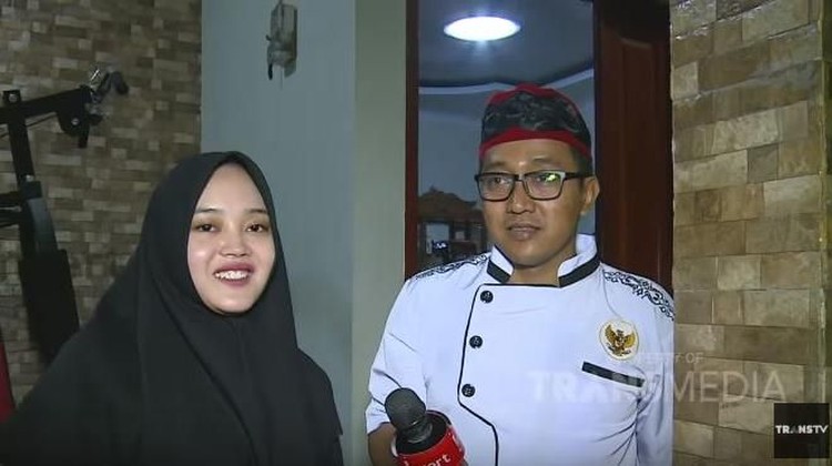 Setelah tahlilan tujuh hari Lina, Putri Delina akrab dengan suami almarhumah ibunya, Teddy. Tapi, tindakan Putri ini malah menuai komentar negatif dari netizen.